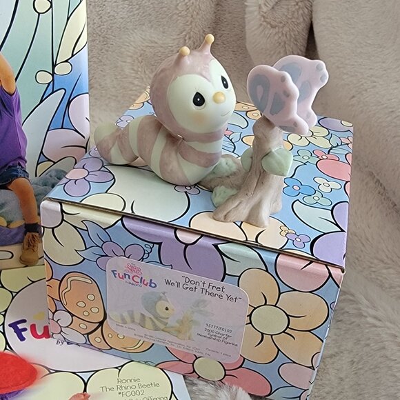 VTG 2000 Precious Moments Enesco Fun Club Box w/ Catepillar Plushes & Figurine - Picture 2 of 15